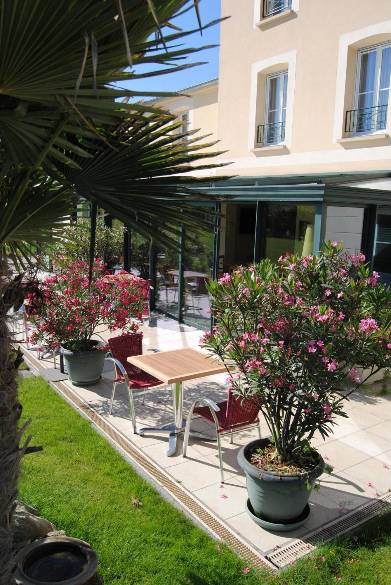 Brit Hotel Châteaudun Exterior foto