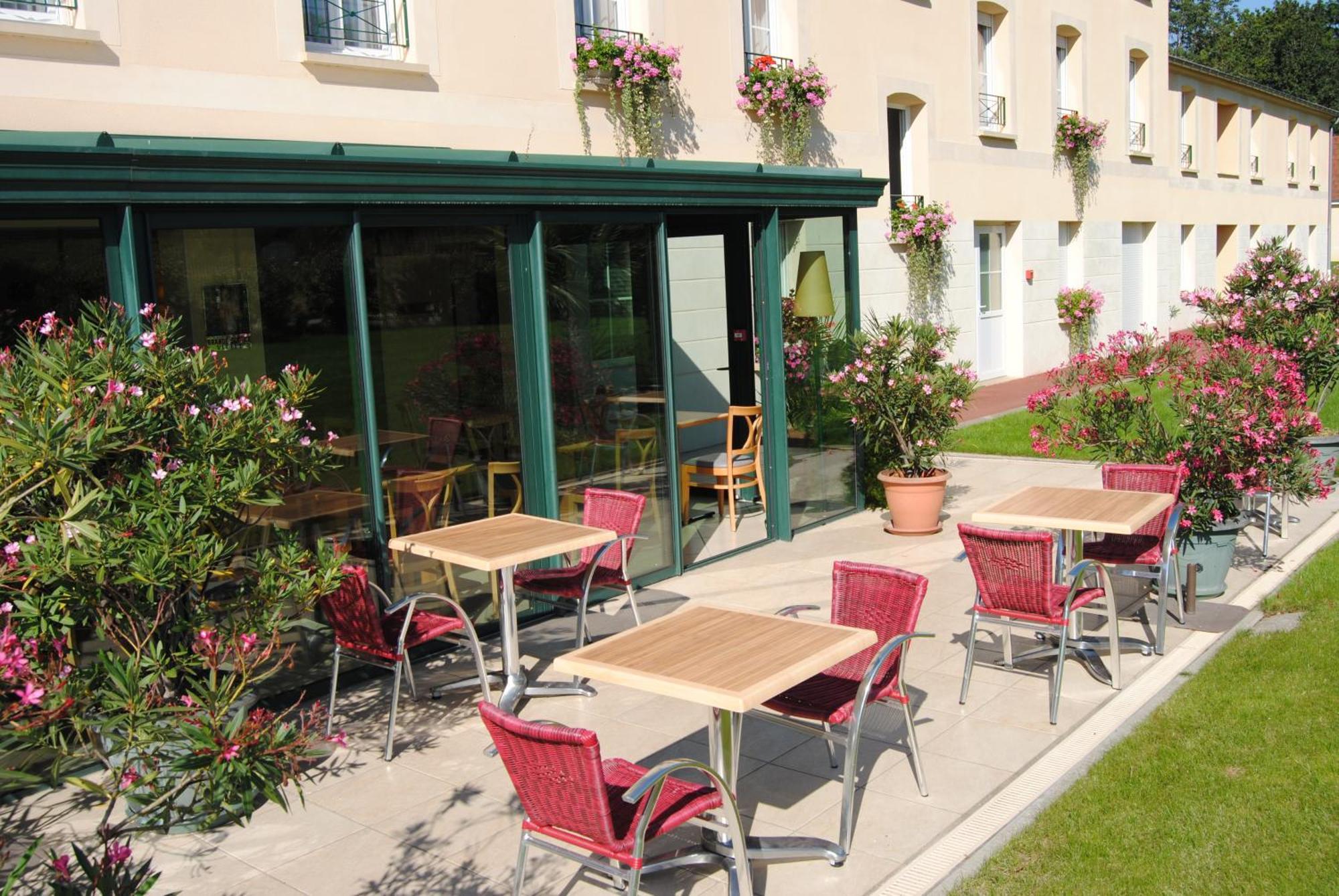 Brit Hotel Châteaudun Exterior foto